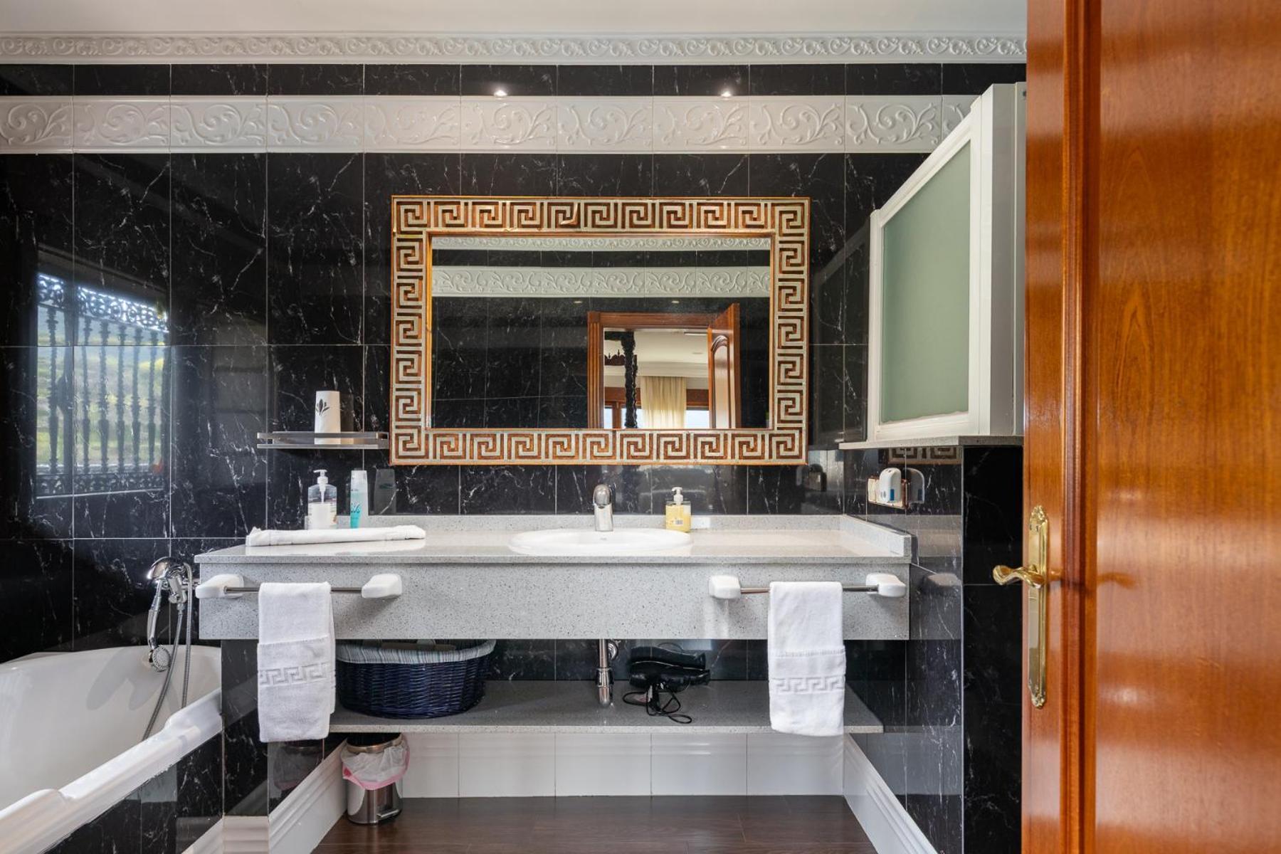 Villa Mansion Con Jacuzzi A 40 Grados, Gran Piscina Y Padel *